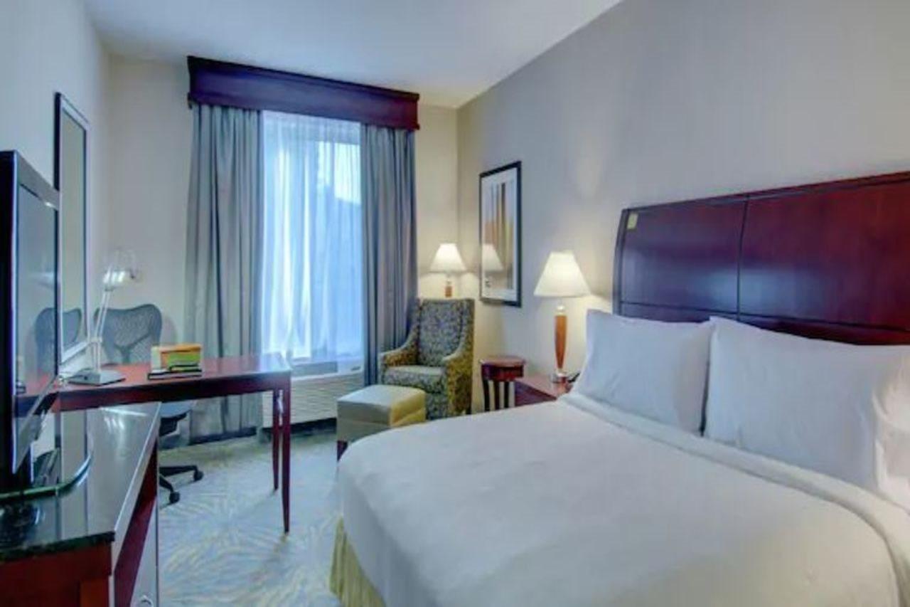Hilton Garden Inn Norwalk Exteriör bild