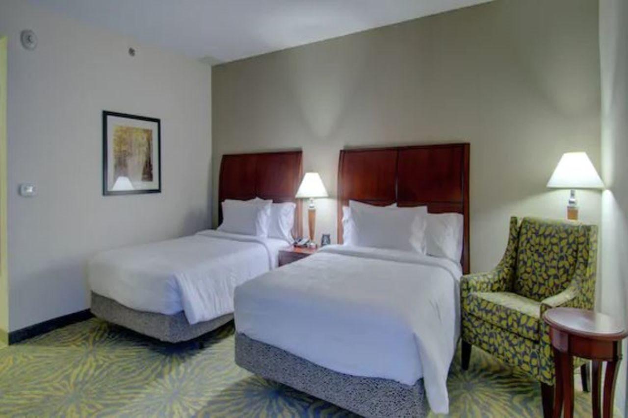 Hilton Garden Inn Norwalk Exteriör bild