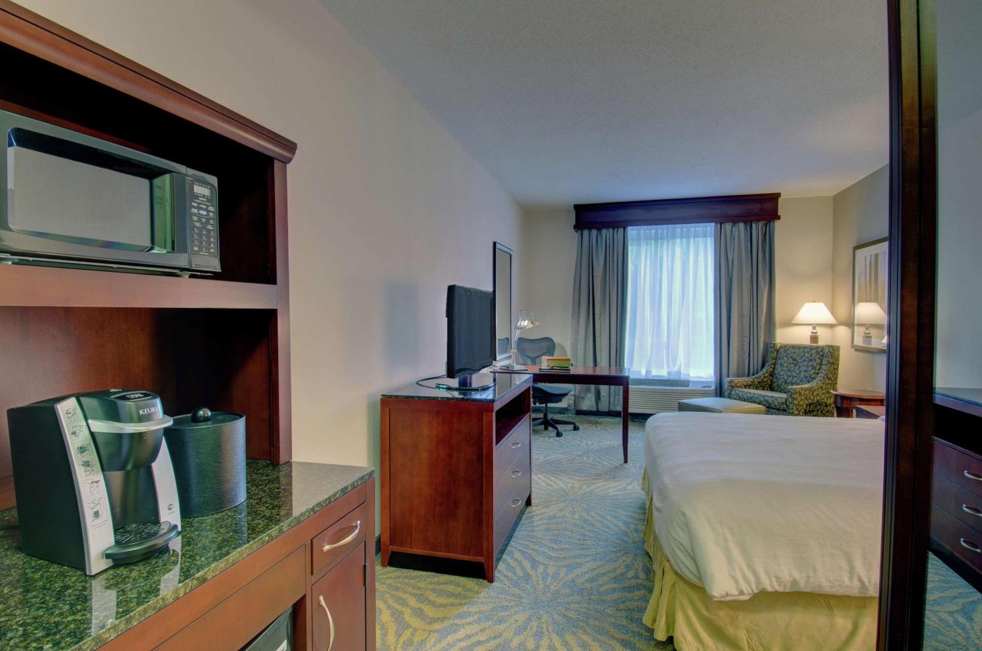 Hilton Garden Inn Norwalk Exteriör bild