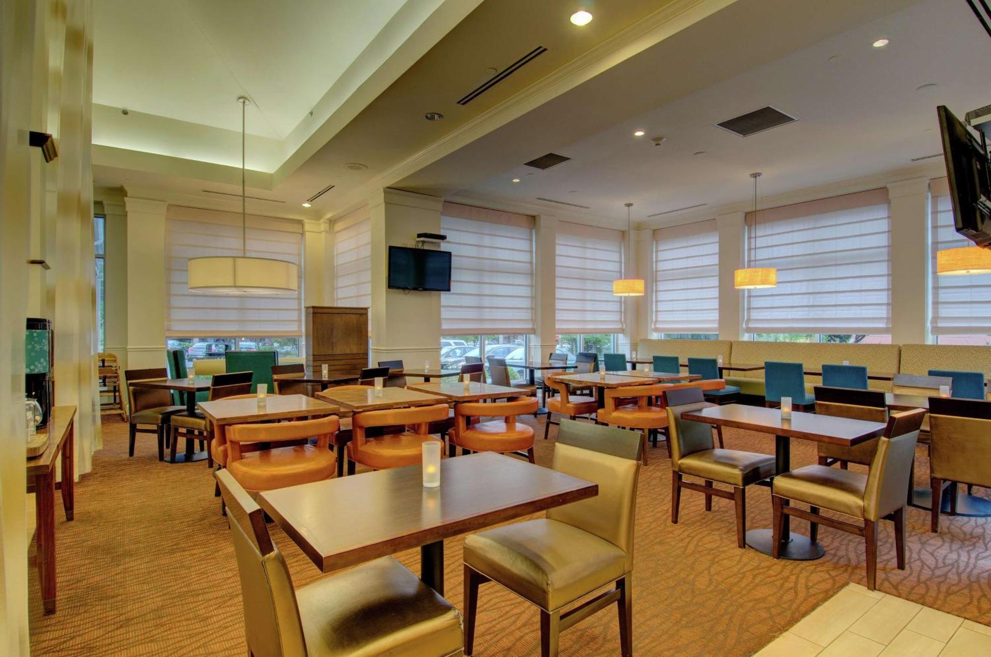Hilton Garden Inn Norwalk Exteriör bild