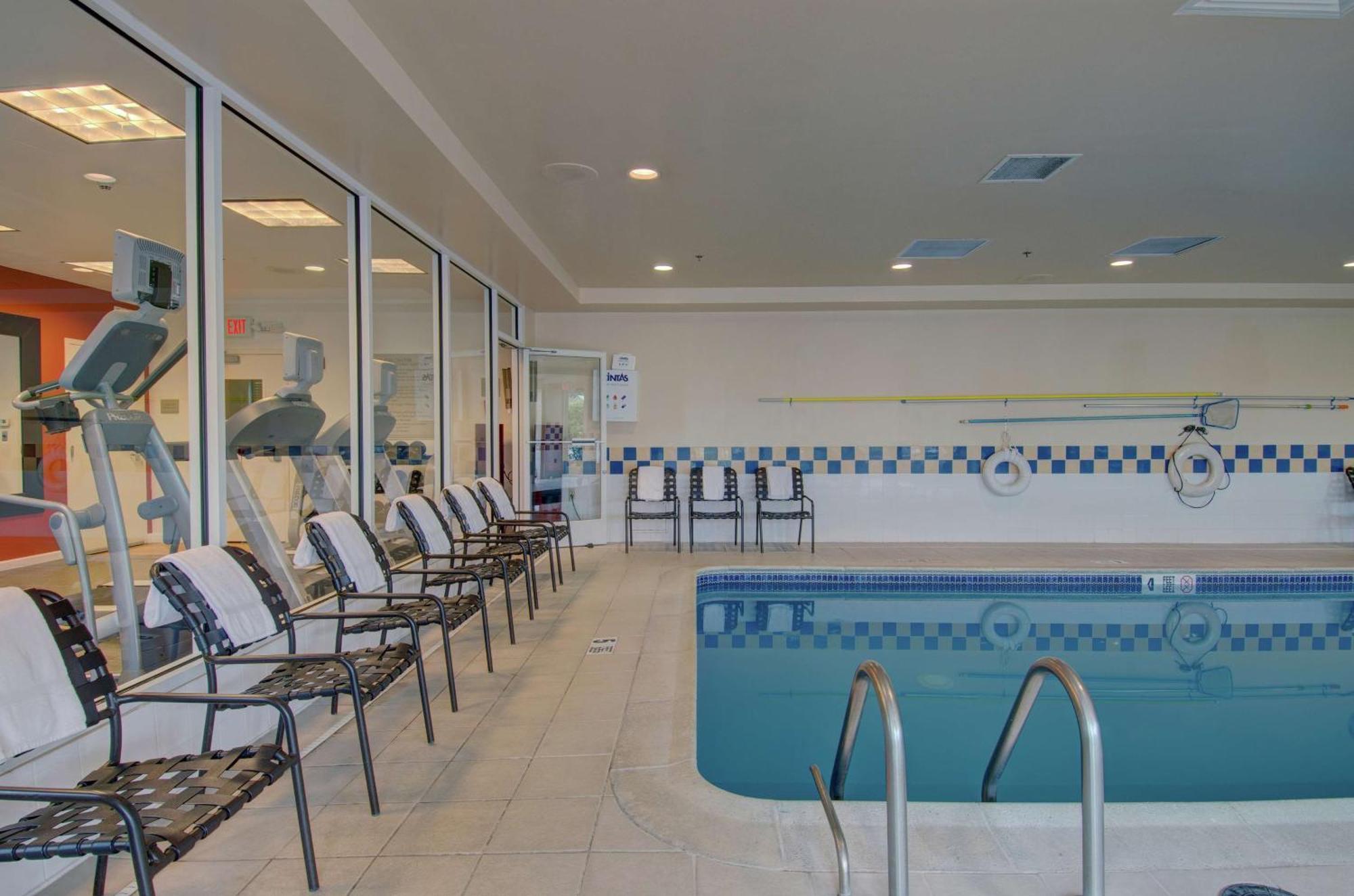 Hilton Garden Inn Norwalk Exteriör bild